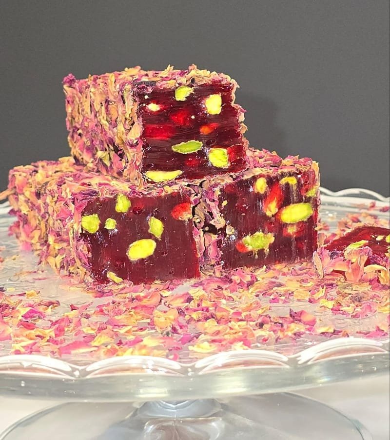 Lokum-Würfel mit Rosenblättern und Pistazien