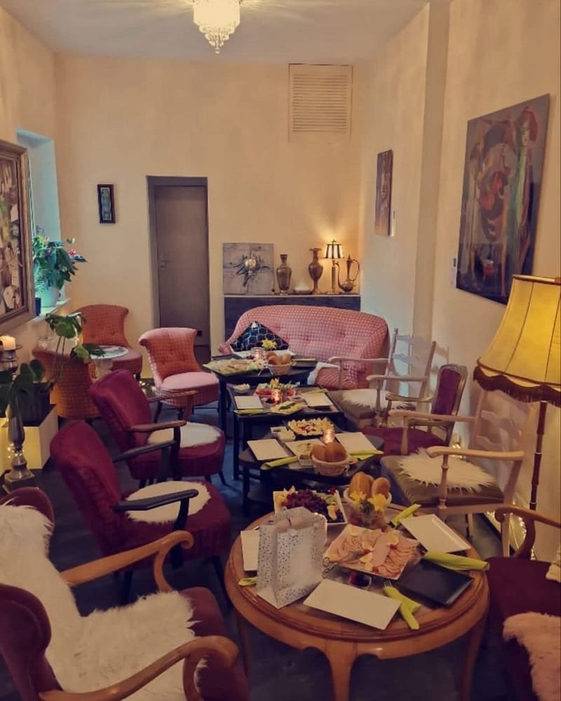 Gemütlicher Salon mit Sesseln und Sofa zum Verweilen