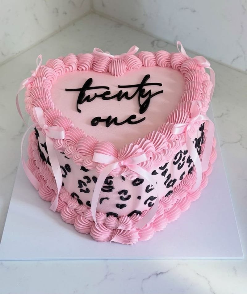 Rosa Herztorte mit Schleifen und Schriftzug twenty one