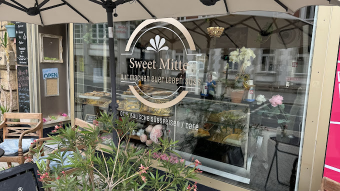 Inhaber von Sweet Mitte Jena, beim Backen orientalische Köstlichkeiten