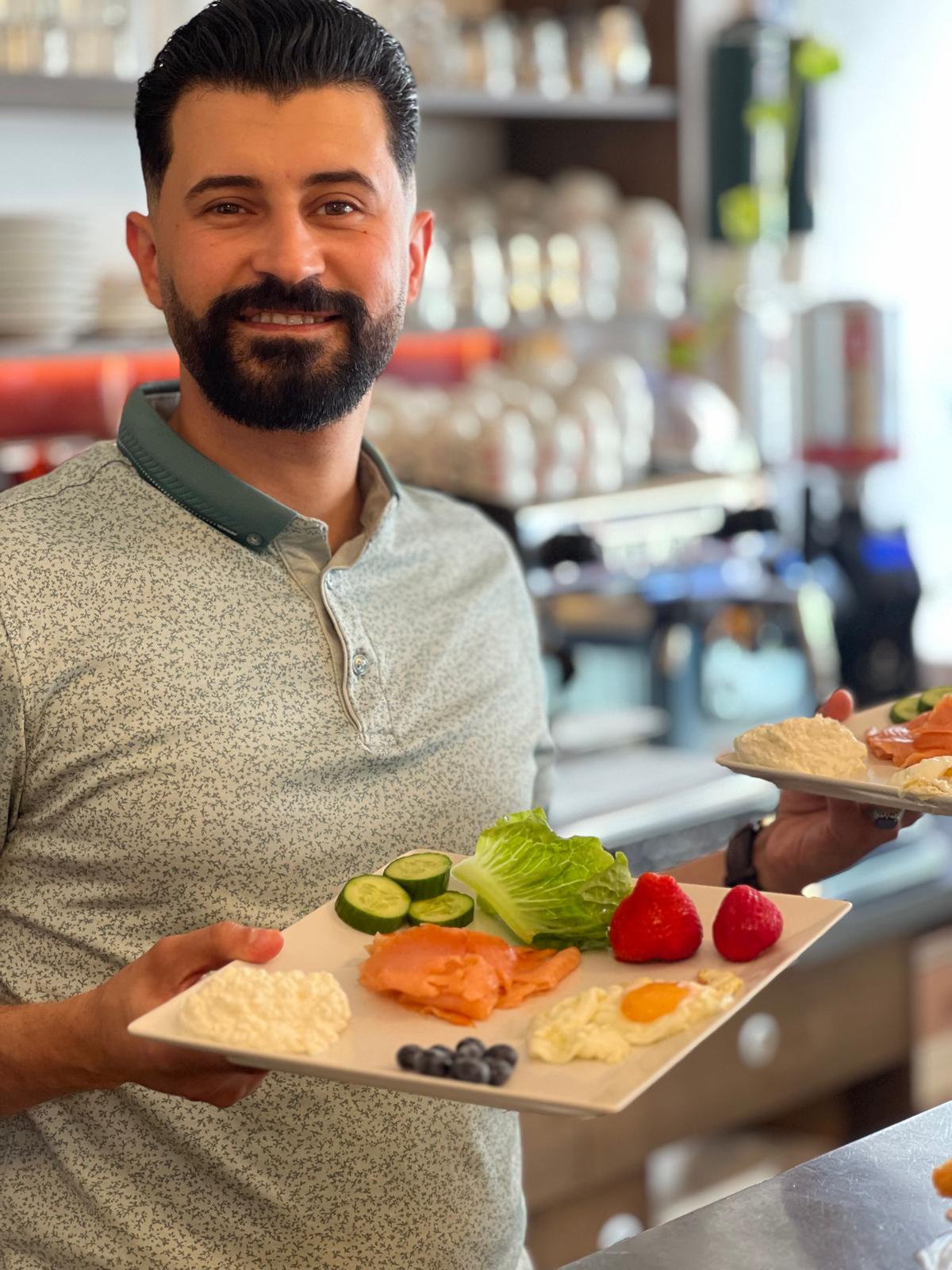 Gemütliche Szene mit Kaffee und einem Frühstücksteller