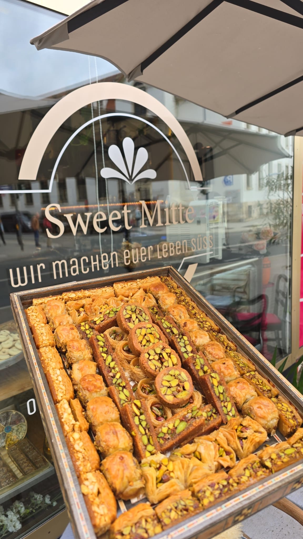 Gemütliche Innenansicht des Sweet Mitte Jena Cafés mit stilvollen Sitzgelegenheiten